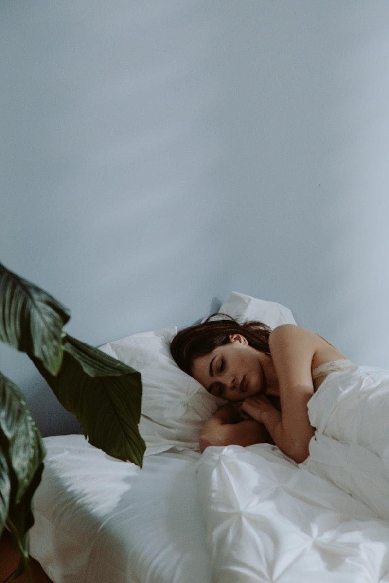 Woman not sleeping on a silk pillowcase