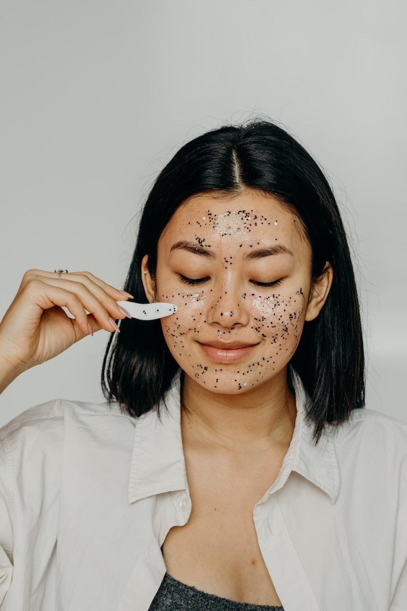 Face Exfoliation 101 The Do’s and Don'ts for Smooth Skin glowy AI